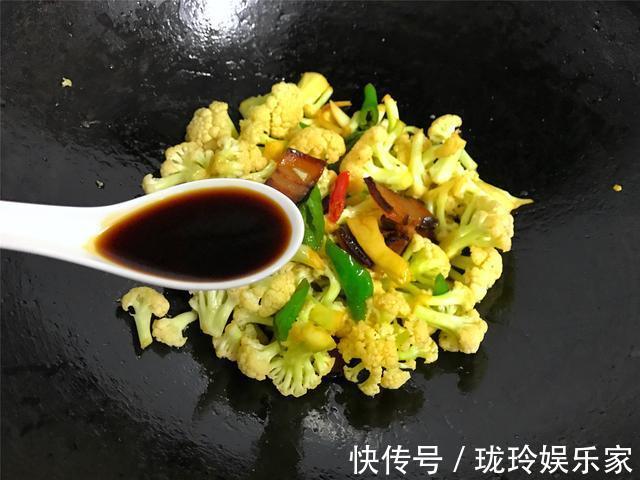 炒花菜时,有人焯水,有人过油,原来都错了,难怪炒出来不好吃