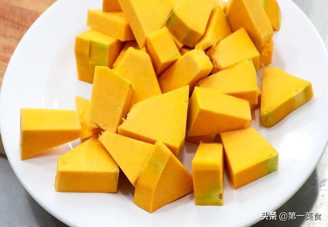 家人|南瓜和紫薯别再蒸了,学会这个南瓜紫薯饼,软糯香甜,家人都爱吃