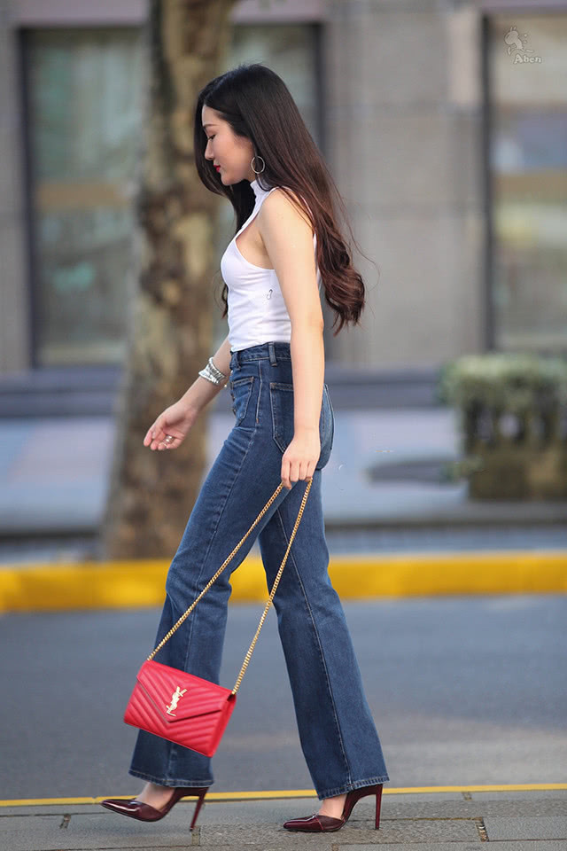 牛仔|街拍美女小姐姐无袖T恤配上素雅牛仔喇叭裤,尽显“御姐”风采