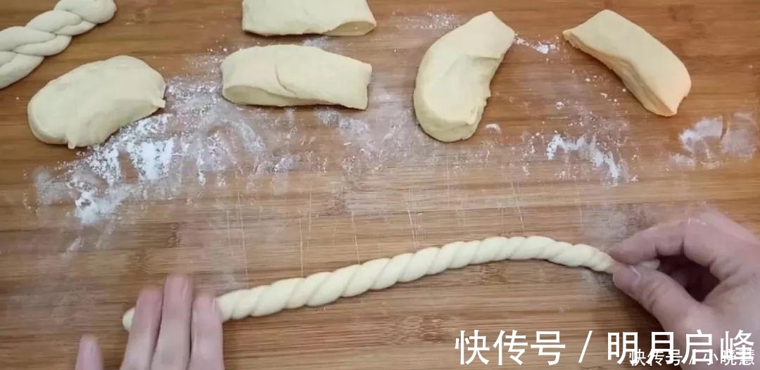 2个鸡蛋,1袋牛奶,不用一滴水,比油条面包还好吃,放凉都不会硬