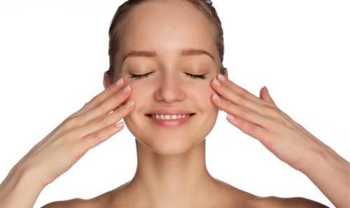 内科医生：热牛奶中加1勺，持续半月，皮肤白嫩有光泽，人也漂亮