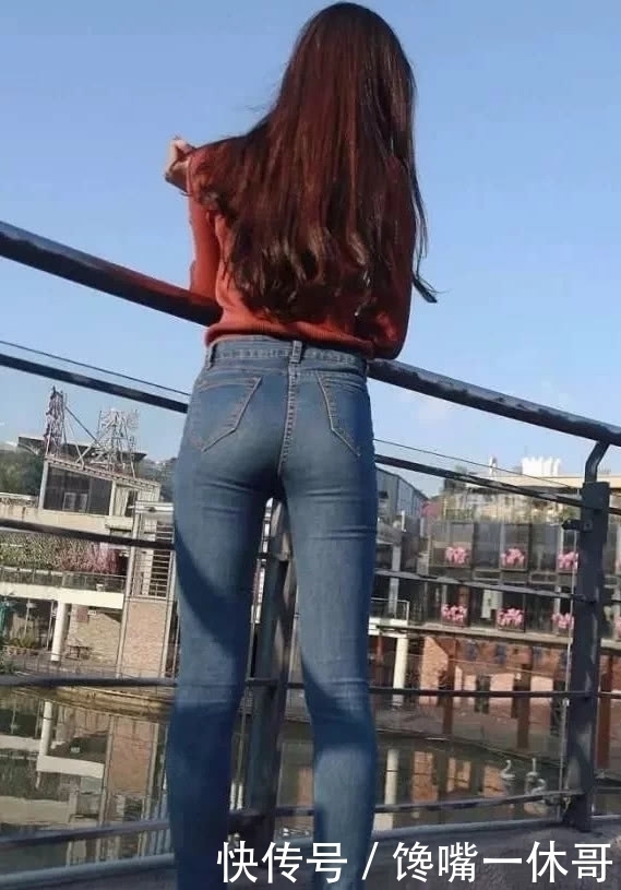 小姐姐穿搭一件紧身牛仔裤，时尚靓丽的牛仔裤打造了一个女神形象
