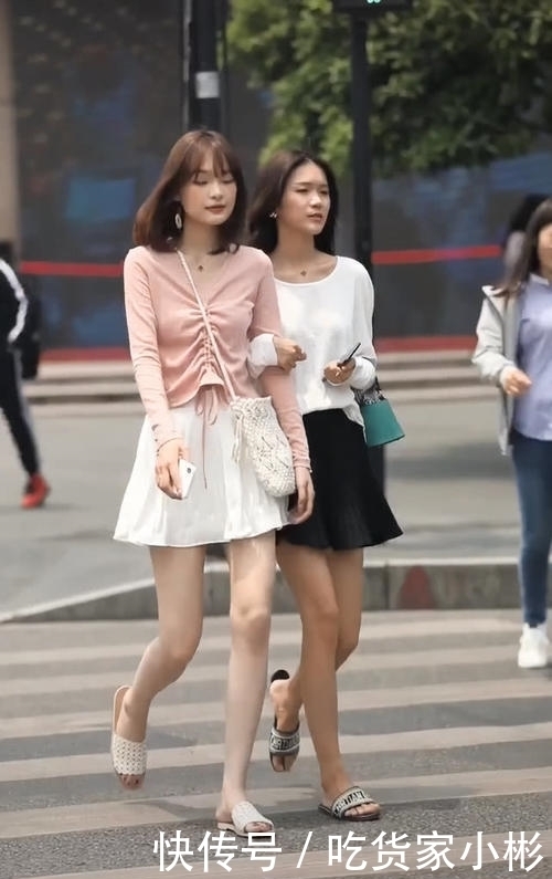 皮肤|美女太“年轻”了,和女神穿闺蜜装,腿像10年没洗一样,佩服!