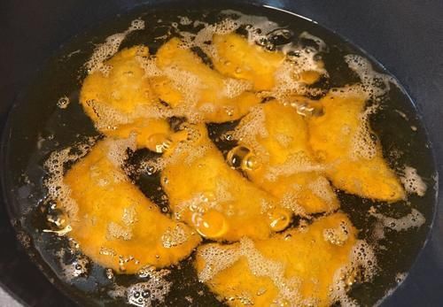 美味|剩下的饺子皮别扔了,简单一做,酥到掉渣,简单营养又美味