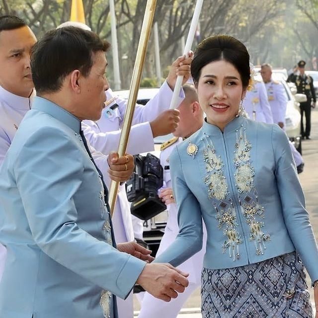 苏提达衣品提升！泰王新出炉的画作更吸睛，贵妃穿蓝裙才是女主人