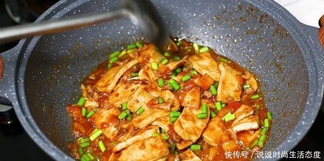 汤汁|豆腐好吃有诀窍，大厨教你这样做，放一个西红柿，汤汁都拌饭吃了