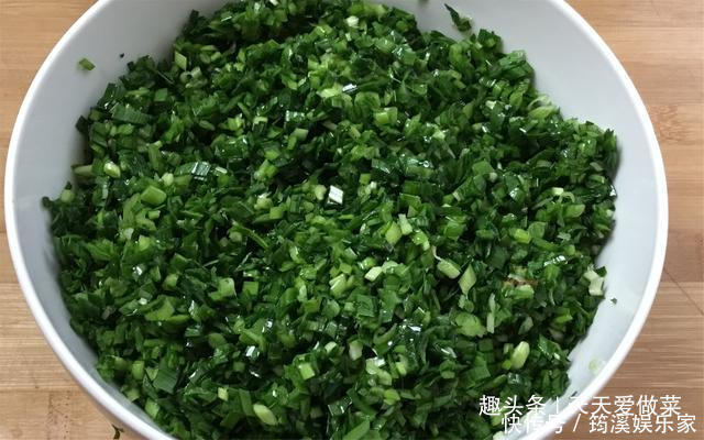 韭菜烙盒子,这么做饼皮不干不硬特柔软,鲜香又入味,真解馋