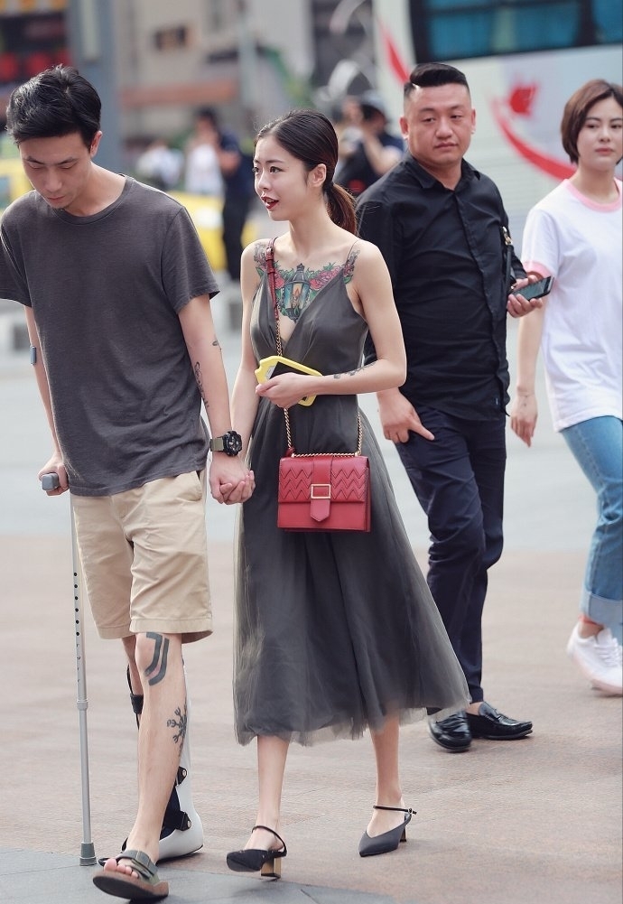 黑色|街拍:穿黑色紧身裤的小姐姐,留下倩丽的背影,扰乱了芳华!