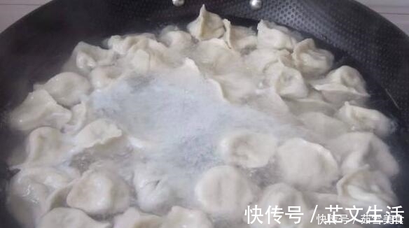 芹菜饺子|2块钱一斤,用它来包饺子,比韭菜馅清香,比白菜馅更营养