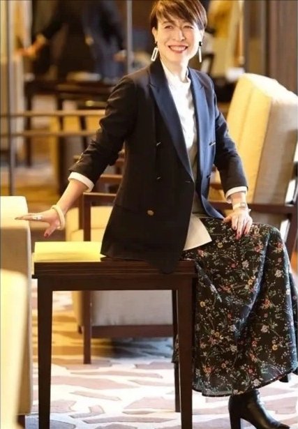 懂搭配的女人更年轻，日本“微胖大妈”的私服，年近60依然优雅