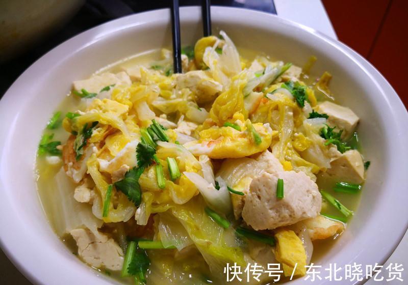 做白菜炖豆腐，好吃有秘诀，多加2样食材，汤汁奶白、香味浓郁！