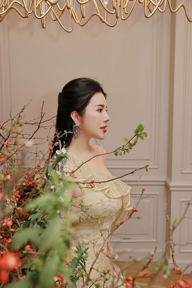 余晚晚穿刺绣蕾丝裙浪漫优雅与女星章小蕙相谈甚欢