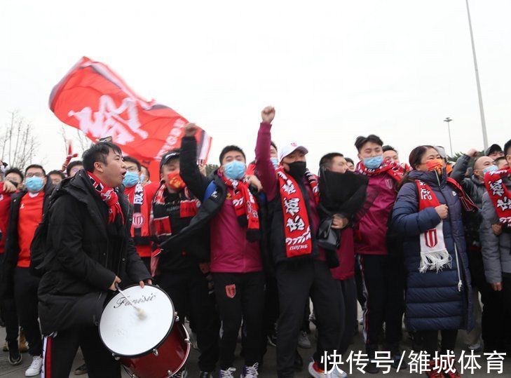 俱乐部|双流机场热闹了！成都蓉城队荣归故里 数百球迷机场参加欢迎仪式