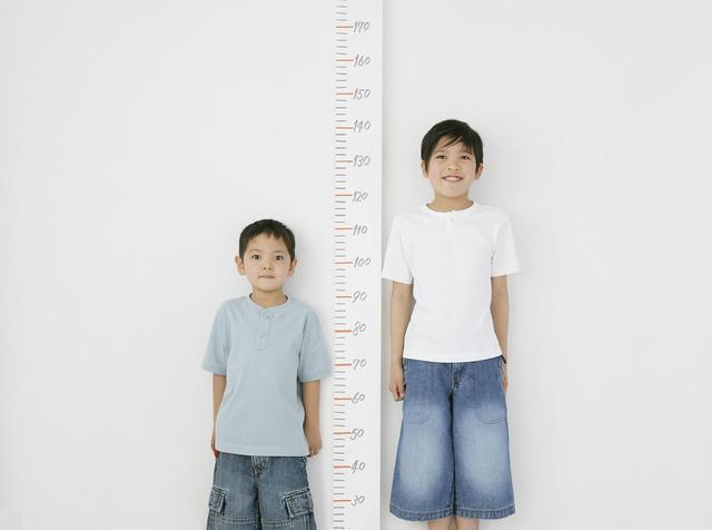 孩子有4个特征,说明是“发育晚”不是长不高,爸妈别担心