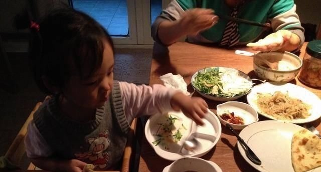 爷爷奶奶|2岁男童呕吐不止,紧急送医,医生忠告这些食物孩子一口也别吃