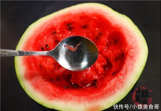 为什么西瓜不能用勺子挖着吃?原来里面大有学问,看完长见识了