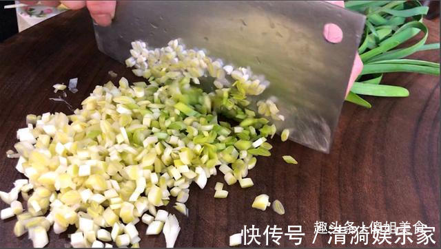 饺子|包韭菜饺子时，直接拌馅是大错特错！多加一步，韭菜翠绿、不出水