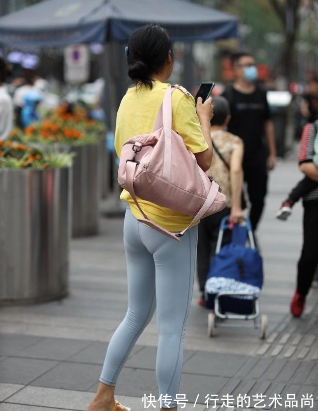 背影 休闲时尚的瑜伽裤搭配黄色宽松T恤,让自己的背影都变得好看!