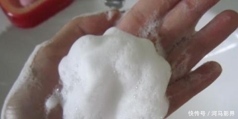 小疙瘩|抿紧下巴后突起的“白疙瘩”,千万要注意,这是螨虫的真身吗