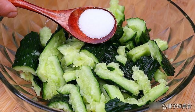 饭店里“凉拌黄瓜”为啥那么好吃大厨多加这一步，比肉还香
