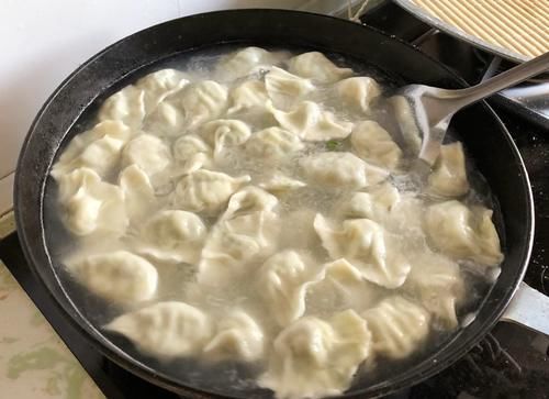 饭店的韭菜饺子为啥好吃？大厨：多加这1步，韭菜翠绿不出水