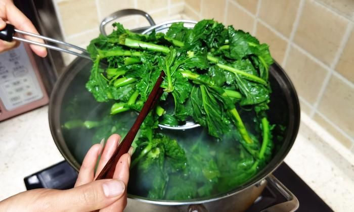 玉米面|这菜营养极高,很多人只吃果肉,其实叶子才是宝贝,蒸一锅太香了