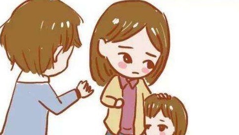 宝妈|8岁女孩坐电梯蹦跳,宝妈:“孩子还小”,被00后直白怼回去