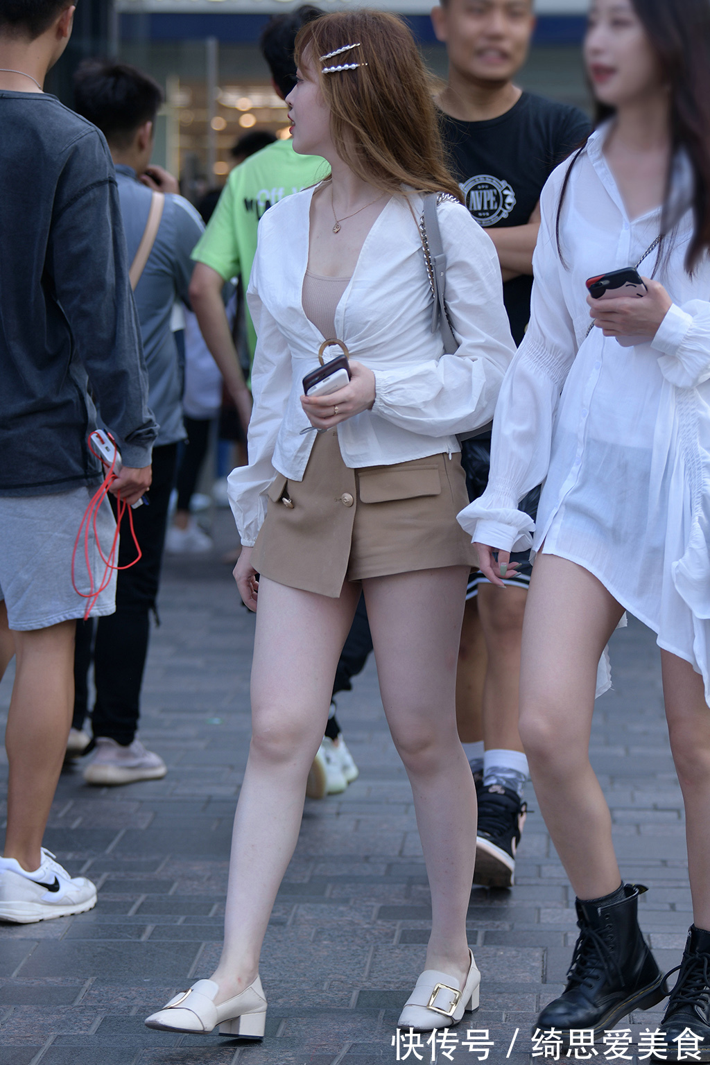 长袖 初秋清新的搭配,白色长袖短款衫配裙裤,大方优雅又时尚靓丽