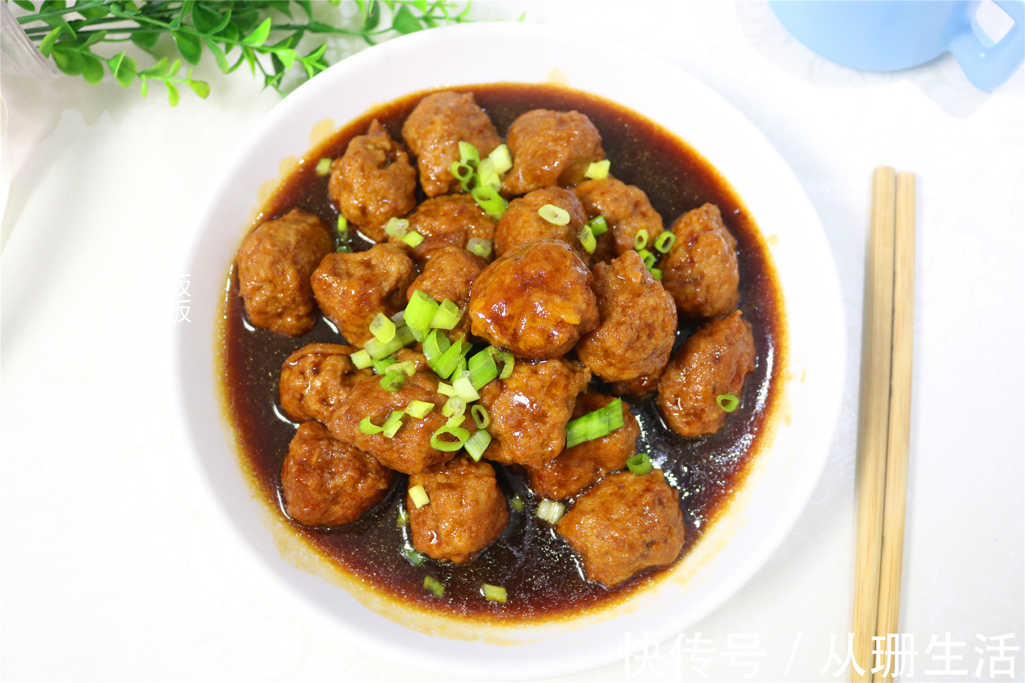 猪肉丸子这样做,不散不柴,鲜嫩有弹性,做一盘连汤也不剩