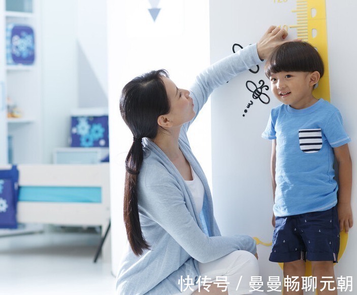 牛奶|8岁男孩停止发育,身高仅有1米!医生睡前多喝牛奶,能长个才怪