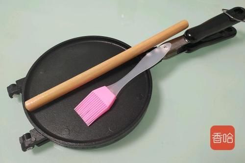  1碗面粉4个鸡蛋，用筷子搅一搅，轻松烙出酥香脆的鸡蛋卷