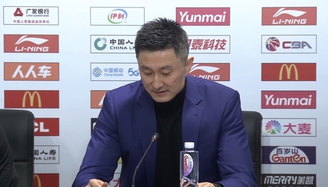 篮板球|26分惨败!杜锋承认轻敌,徐杰像认错的学生,00后小将赛季报销