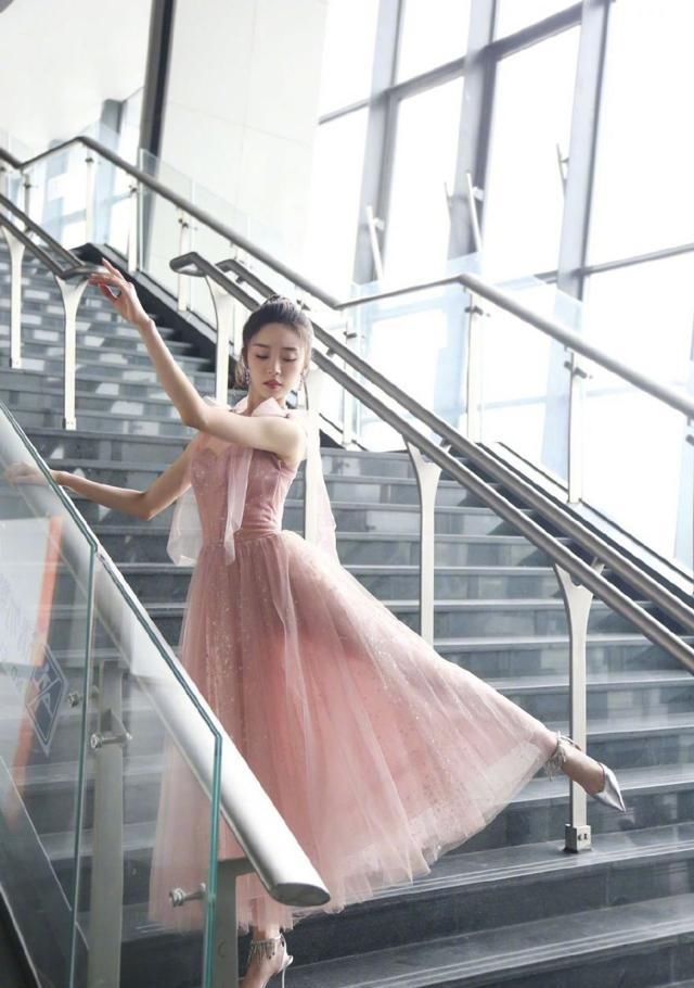 优雅|张月演绎芭蕾舞精灵,身穿一袭粉色纱裙优雅动人