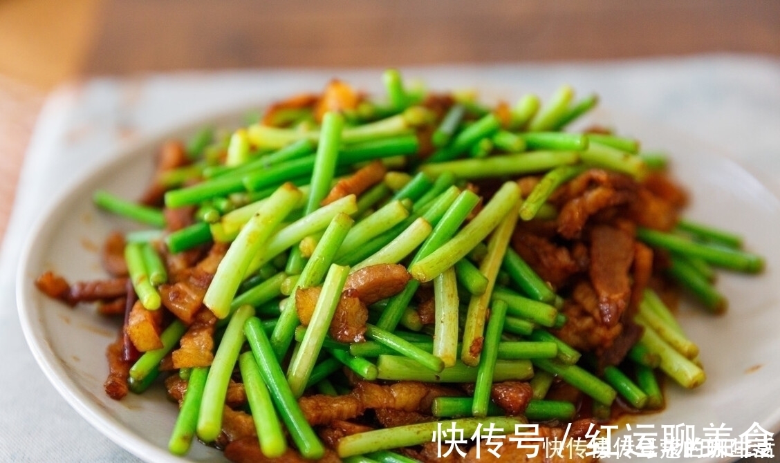 瘦肉|炒蒜苔时，有人焯水有人直接炒，都不对，教你一招，蒜苔又脆又绿