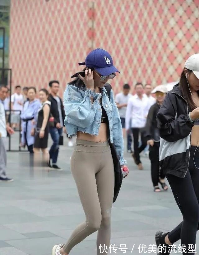 小西装 束腰包臀的打底裤,选择好看的裙子,也很清凉