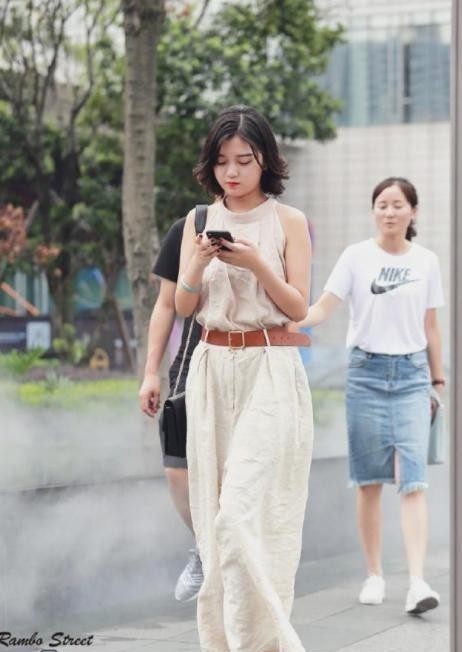 紧身|街拍漂亮清爽的紧身打底裤美女，搭配高贵典雅，轻松穿出女神风格