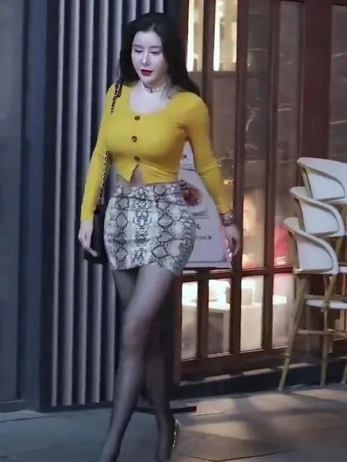 高跟 半身裙搭上银色高跟,穿出都市女郎品质,小姐姐的身材也很性感