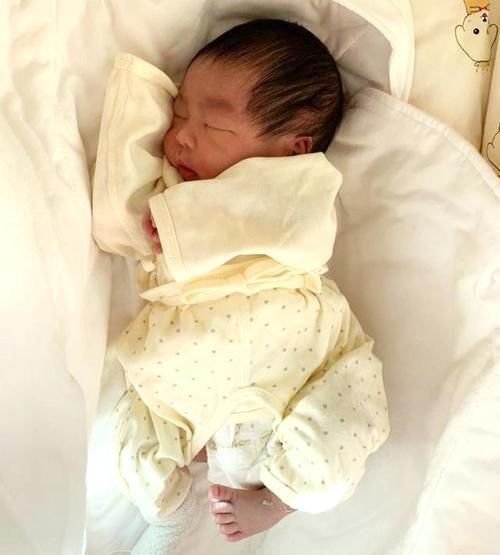 睡眠|哄睡一小时醒来分分钟,“落地醒”的宝宝太磨人!教你正确应对