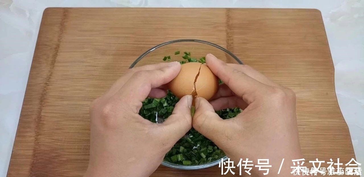 口水|早餐新吃法, 手不沾面, 做出来比鸡蛋饼营养又好吃, 边吃边流口水