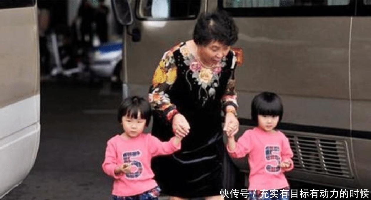 10年前,那位执意要生下双胞胎女儿的60岁老人,如今过得怎样