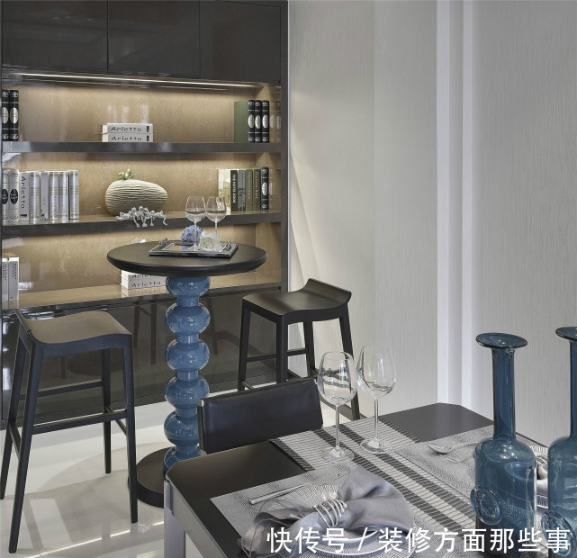 餐边柜|91平后现代风以黑白灰为色调，玄关处用矮柜做鞋柜也可储物