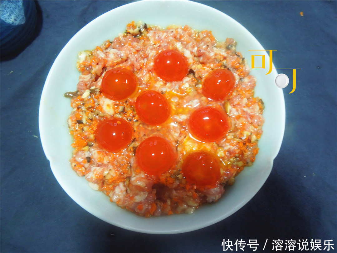 人说|咸蛋黄蒸肉饼,让人罪恶感满满的一道菜,可是谁叫它那么好吃呢