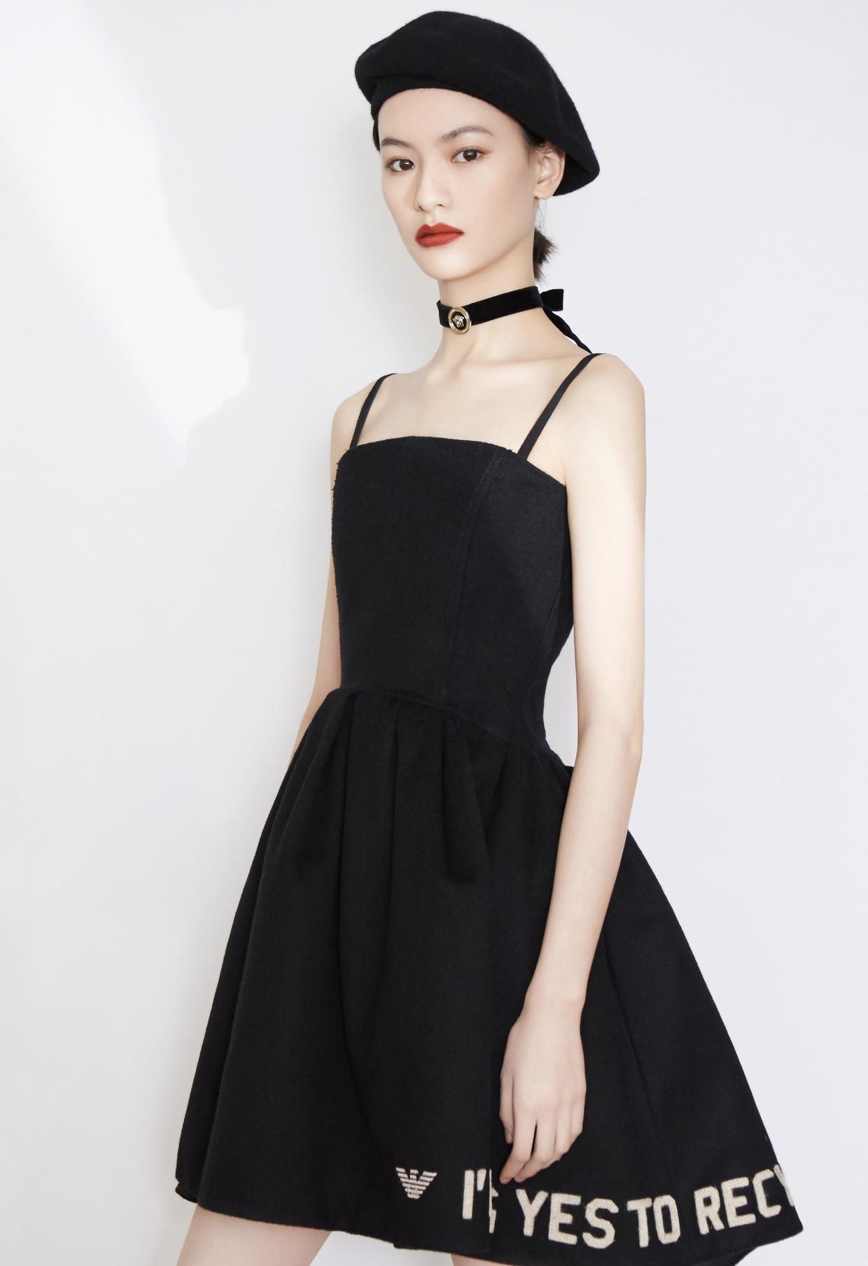 花苞裙|邱天22岁就这么美!穿黑色与玫红色拼接抹胸复古花苞裙,高级时髦