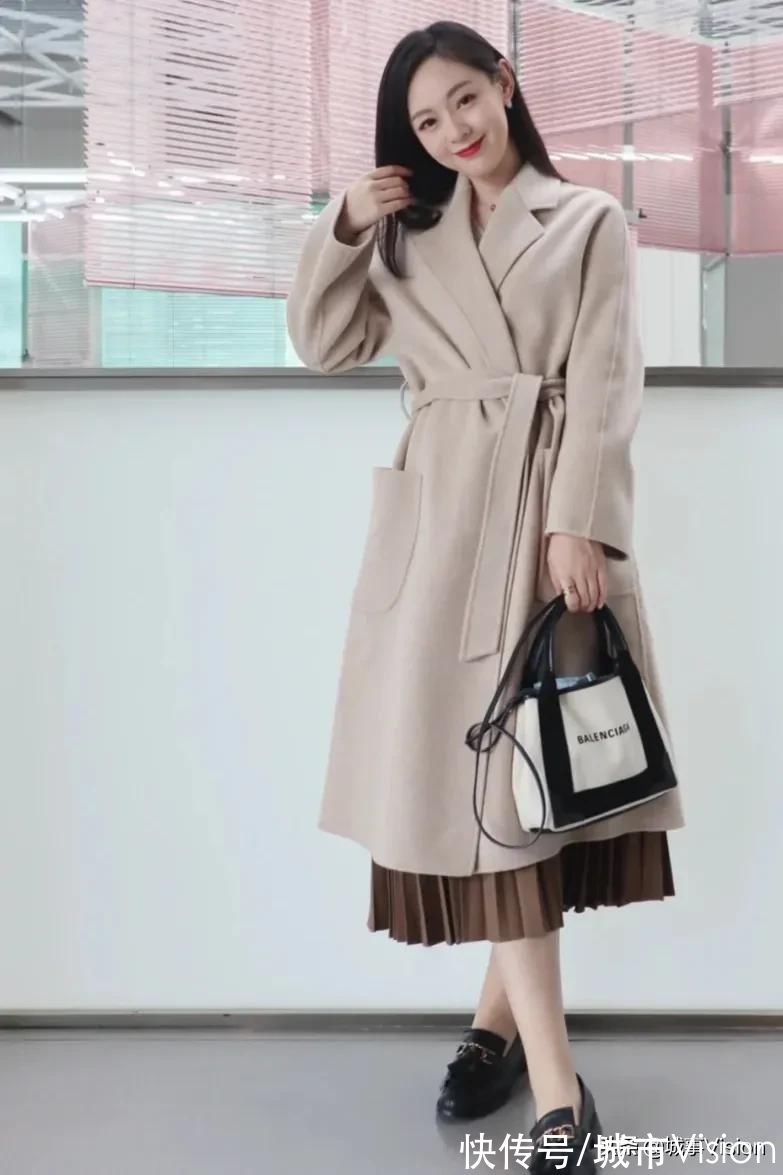 羊绒大衣 今日穿搭，燕麦色羊绒大衣冬季气质爆款