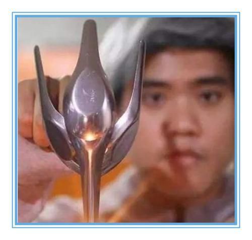 泰国小哥COS“莱因哈特”，道具是四个勺子，看到成品脑洞真大