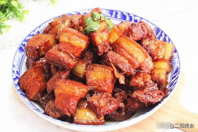 要想做正宗的红烧肉，牢记“一烫三放”，入口即化，肥而不腻