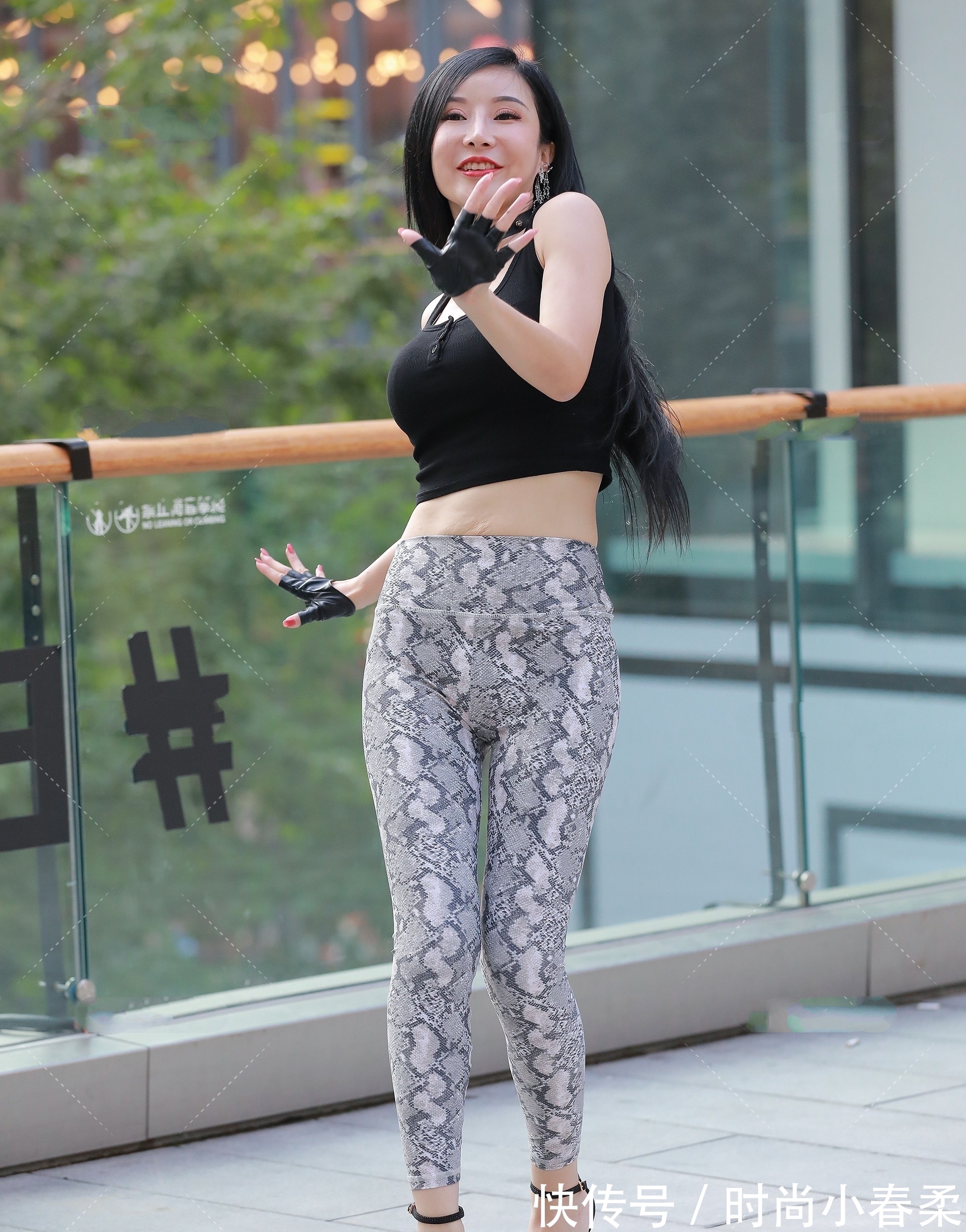 高跟鞋 黑色修身背心搭配浅灰色花纹健美裤,低调内敛,时尚大气