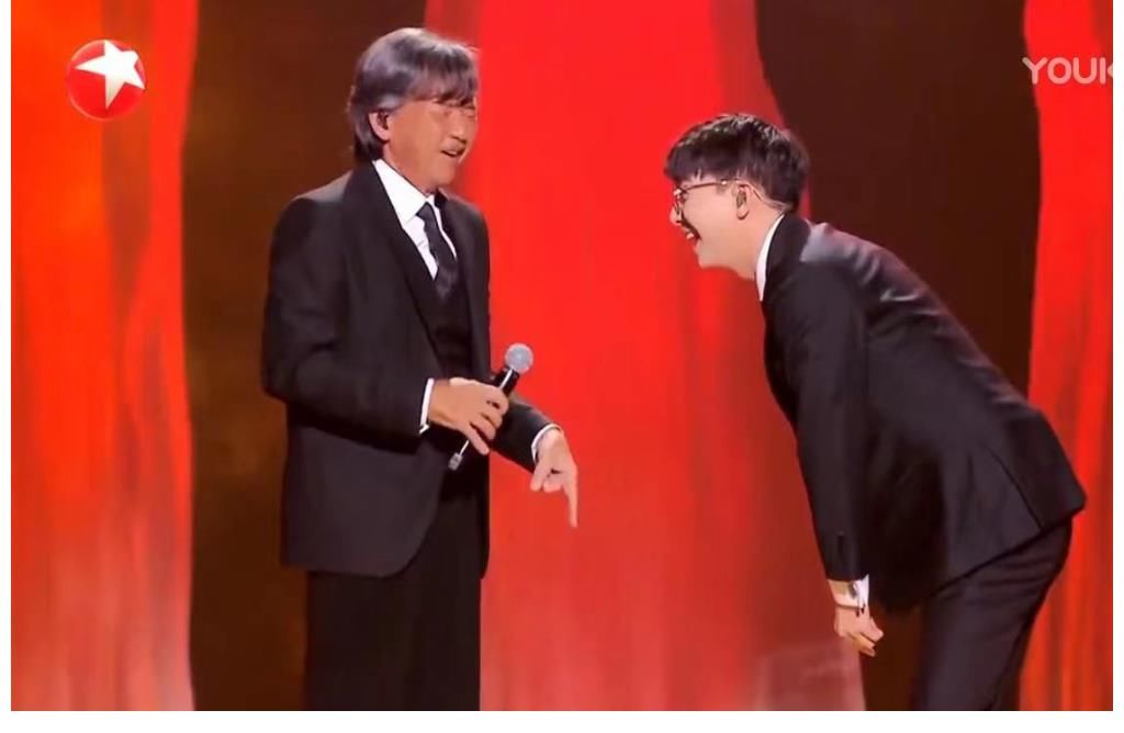 戴佩妮穿恨天高表演,薛之谦调侃她踩高跷,喊话拿出鞋垫让他闭嘴