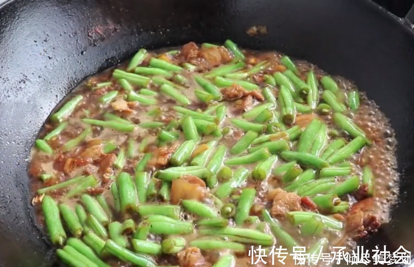 卤面怎么蒸才好吃,原来做法诀窍这么简单,一次蒸一大锅都不够吃