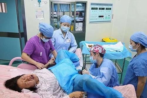 孩子|产妇生完孩子表示“想上厕所”，护士听完后，立马喊医生来抢救